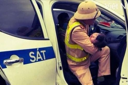 Cảnh sát giao thông đưa cháu bé nguy kịch đi cấp cứu kịp thời
