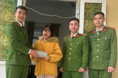 Cô gái bất ngờ nhận lại 30 triệu đồng đánh rơi từ công an xã