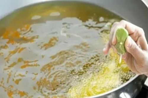 Lý do nên vắt chanh vào chảo dầu khi chiên rán