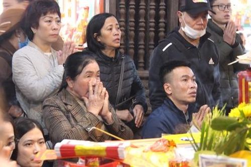 Người dân nườm nượp đến cầu an đầu năm ở Phủ Dầy, Nam Định