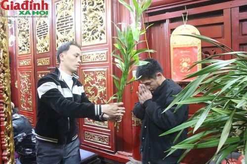 Xin lộc đầu năm mới ở ngôi đền thiêng thờ thần rắn Hải Dương
