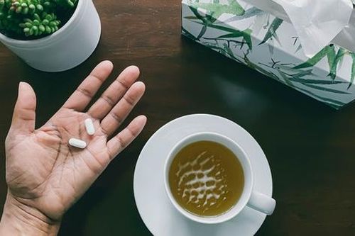 Vì sao không nên uống thuốc với trà?