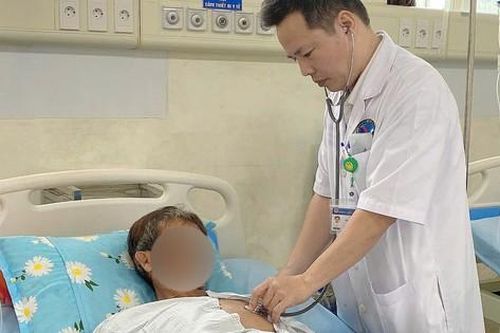Đi cắt cỏ, người đàn ông bất ngờ bị dây kẽm đâm thủng phổi, bác sĩ cảnh báo nguy hiểm