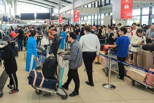 Sân bay Nội Bài và Tân Sơn Nhất đón lượng khách đạt đỉnh vào ngày cuối nghỉ Tết