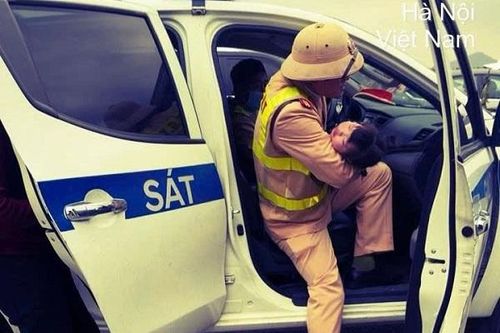 Mở đường trên cao tốc ùn tắc để đưa cháu bé nguy kịch đi cấp cứu kịp thời