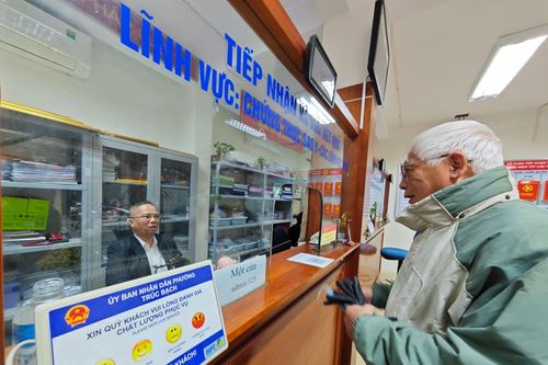 Công sở Hà Nội ngày đầu năm mới: Ít người tới giao dịch trực tiếp, đa số nộp online
