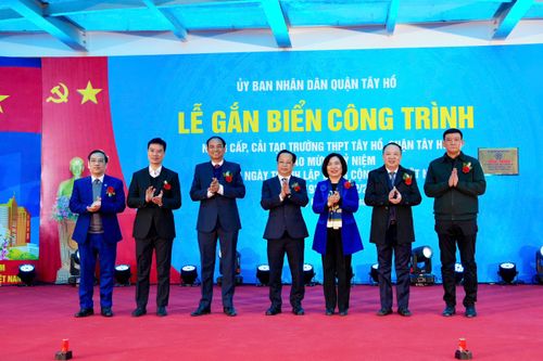 Gắn biển công trình chào mừng 95 năm Ngày thành lập Đảng