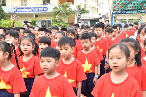 Hơn 1.000 học sinh Bạc Liêu tự hào mặc áo cờ đỏ sao vàng hát quốc ca