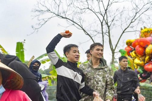 Phiên chợ ném cà chua ở xứ Thanh