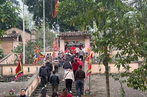 Người dân Cao Bằng trẩy hội đền vua Lê