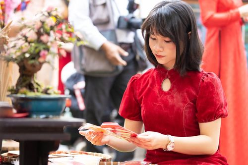 Nhân sự TP.HCM 'lập sòng', cắn hạt dưa ngày đi làm trở lại sau Tết