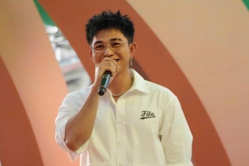 Jun Phạm biểu diễn ca khúc 'Sau lưng bố'