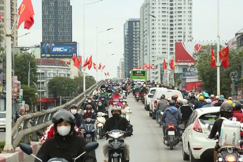Đường phố Hà Nội lại đông đúc sau kỳ nghỉ Tết