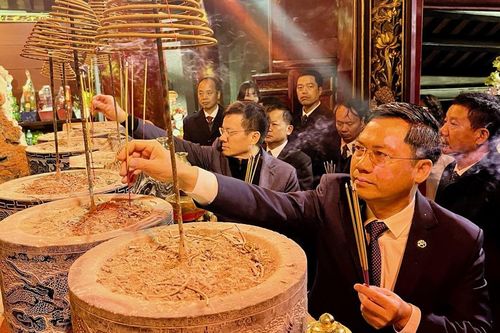 Phó Chủ tịch UBND TP Hà Minh Hải dâng hương tại Khai hội đền Sóc 2025