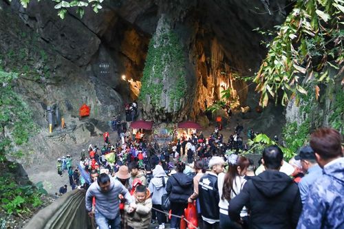 Hàng vạn du khách đội mưa rét về khai hội chùa Hương