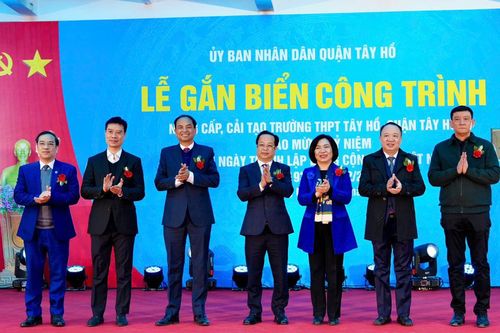 Tây Hồ: gắn biển công trình chào mừng 95 năm ngày thành lập Đảng