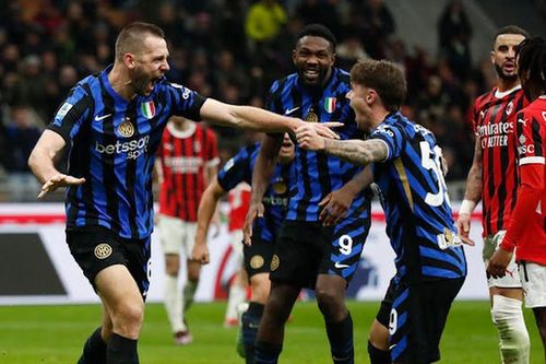 AC Milan đánh rơi chiến thắng trước Inter vì bàn thua phút bù giờ