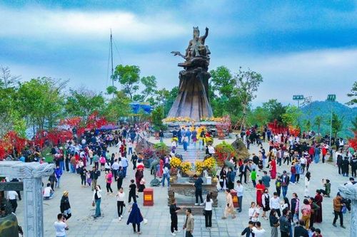 Tưng bừng khai hội Gióng đền Sóc
