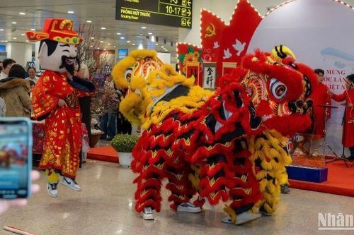 Khách bay hào hứng xem múa lân, ca nhạc và tặng chữ thư pháp tại sân bay Nội Bài
