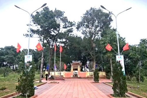 Dâng hương tại nơi thành lập chi bộ Đảng đầu tiên ở phía nam tỉnh Quảng Bình