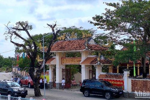 Dâng hương nơi treo cờ Đảng đầu tiên tại Cà Mau