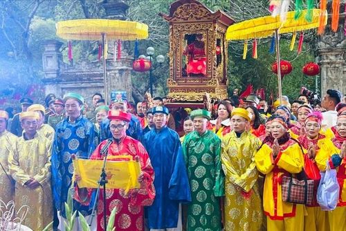 Hàng ngàn người về khai hội Gióng đền Sóc 2025