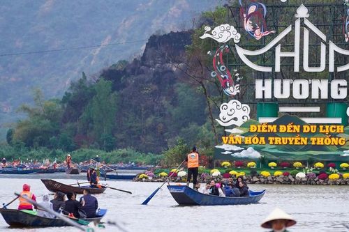 Hàng vạn phật tử, du khách thập phương về khai hội chùa Hương năm 2025