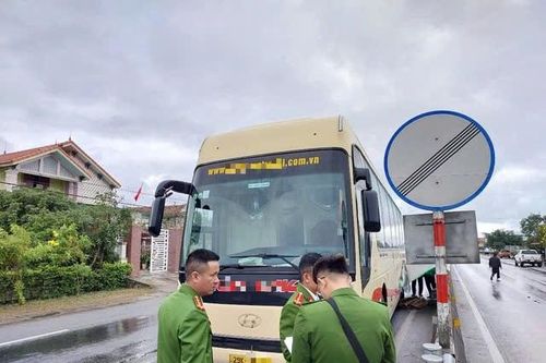 Đi bộ qua đường va phải ô tô, người phụ nữ tử vong