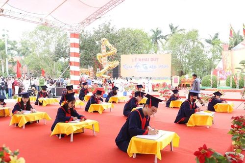 Hàng trăm học sinh dự Khai bút đầu Xuân tại Đền Trạng trình Nguyễn Bỉnh Khiêm