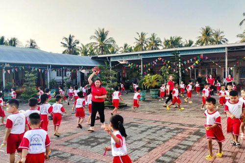 Học sinh vùng Đất Mũi phấn khởi trở lại trường sau kỳ nghỉ Tết