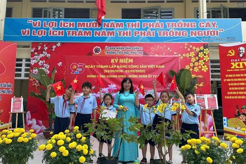 Trường học ở TPHCM giới thiệu ấn phẩm 'Hành trình tự hào, vững tin theo Đảng'