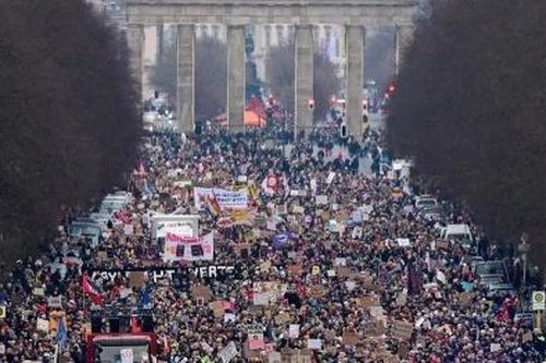 Đức: 160.000 người biểu tình ở Berlin, CDU phá vỡ 'tường lửa', cựu thành viên tuyên bố rời đảng