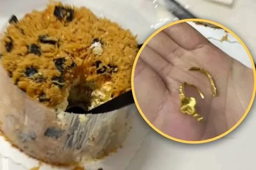 Cô gái cắn vỡ nhẫn cầu hôn do bạn trai đặt trong chiếc bánh ngọt