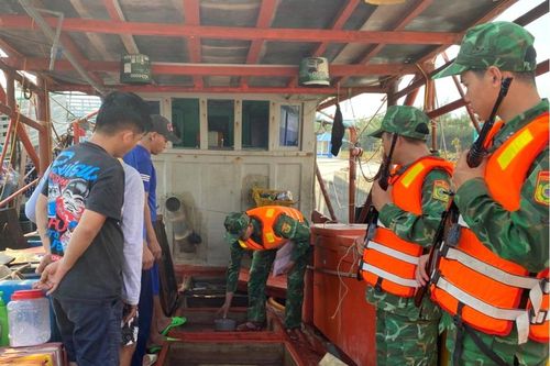 Bắt quả tang 2 tàu cá chở dầu DO không rõ nguồn gốc