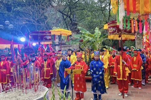 Hàng vạn du khách về khai hội Gióng đền Sóc