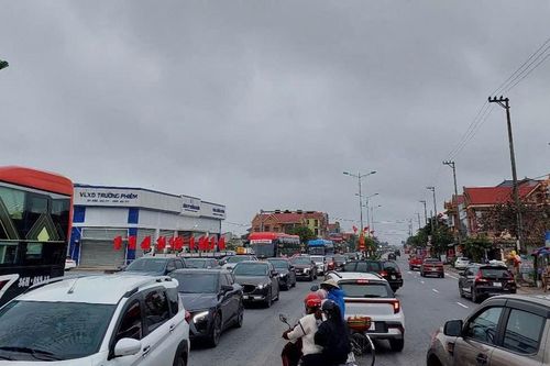 Dòng xe nối đuôi nhau trên Quốc lộ 1A qua Quảng Bình