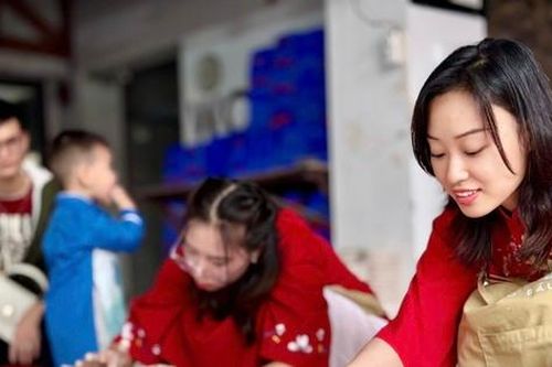 Đầu Xuân trải nghiệm công việc của người thợ gốm tại Bát Tràng