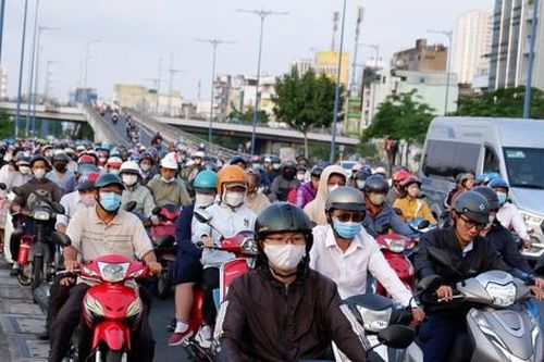 Đường vào trung tâm TPHCM chật cứng trong ngày đầu đi làm trở lại sau Tết