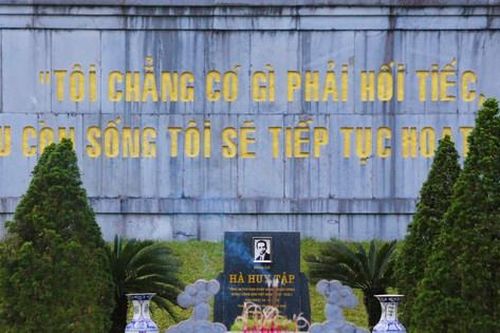Thăm nơi yên nghỉ của cố Tổng Bí thư Hà Huy Tập