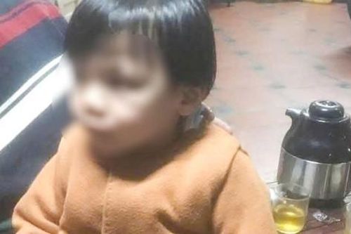 Bé trai bị mẹ bỏ rơi trong đêm kèm lá thư nhờ 'cứu cháu bé'
