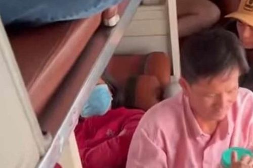 Cà Mau: Chủ xe nói gì khi bị 'tố' nhồi nhét hành khách dịp Tết?