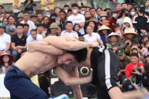 Trai làng 'cởi áo so tài' trên sới vật