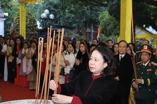 Hàng nghìn người đổ về khai mạc Lễ hội đền Hai Bà Trưng