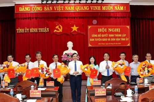 Bình Thuận trao nhiều quyết định luân chuyển, bổ nhiệm cán bộ chủ chốt