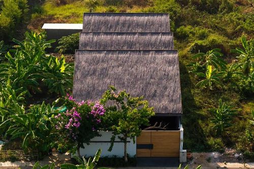 Nhà hướng tây 1 tầng có mái và sàn đặc biệt chống nóng