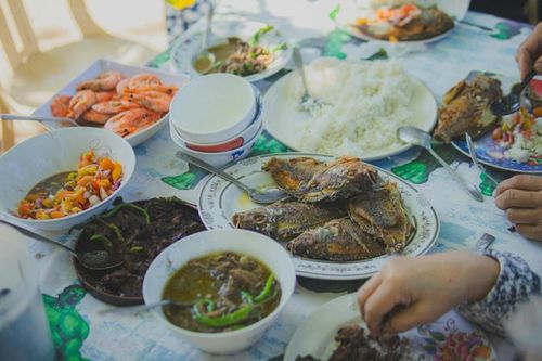 Mẹ 80 tuổi tai biến nằm liệt giường, các con vẫn làm hơn 30 mâm cỗ mừng thọ