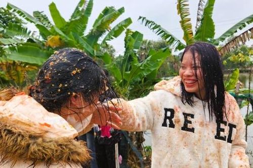 Phiên chợ ném cà chua cầu may ở Thanh Hóa