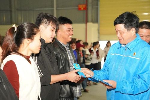 Mừng tuổi đoàn viên công đoàn, công nhân lao động trong ngày làm việc đầu tiên của năm mới Ất Tỵ ở Nghệ An