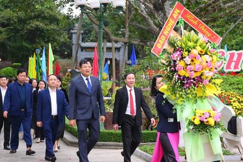 Báo Nghệ An dâng hoa tại Khu Di tích Kim Liên
