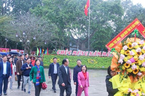 Văn phòng Đoàn Đại biểu Quốc hội và HĐND tỉnh dâng hoa tưởng niệm Chủ tịch Hồ Chí Minh